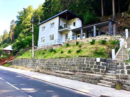 El edificio en el que está la casa vacacional