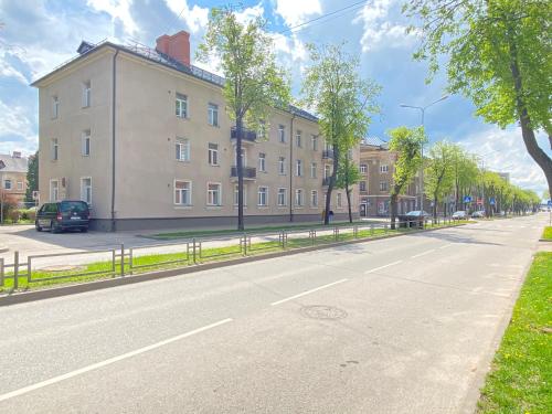 een lege straat voor een gebouw bij Imanta Apartment in Daugavpils