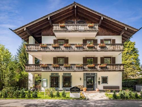 een balkon met uitzicht op een huis bij Hotel Am Rupertuspark in Bad Reichenhall