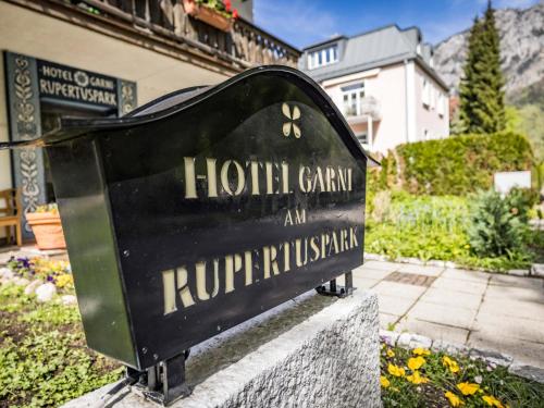 een bord voor een hotel camino herberg en ruitschka bij Hotel Am Rupertuspark in Bad Reichenhall