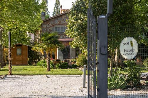 een poort met een bord voor een huis bij Vecchio Granaio in Pisa