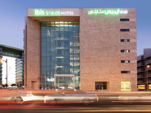 un edificio con un coche delante de él en Ibis Styles Dubai Jumeira, en Dubái