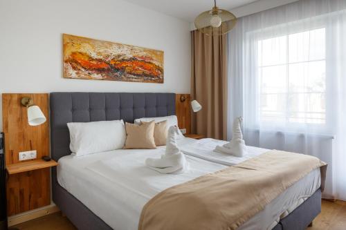 Una cama o camas en una habitación de Pension Laubenhof