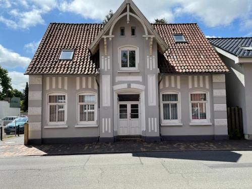 een wit huis met een bruin dak bij CityGlückNms - Direkt am Bahnhof und Einkaufszentrum in Neumünster