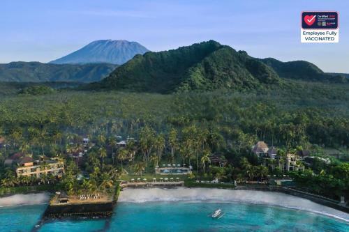 una vista aérea de un complejo con una montaña en el fondo en Candi Beach Resort & Spa, en Candidasa