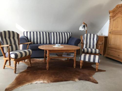 a living room with two chairs and a couch and a table at Urseetalblick in Lenzkirch