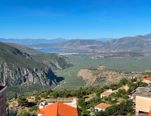 vistas a un valle con montañas y un cuerpo de agua en Fedriades Delphi Hotel, en Delfos