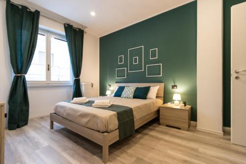 um quarto com uma cama e uma parede verde em Green Pearl ✰✰✰✰✰ Appartamento a 100 metri dal lago em Arona