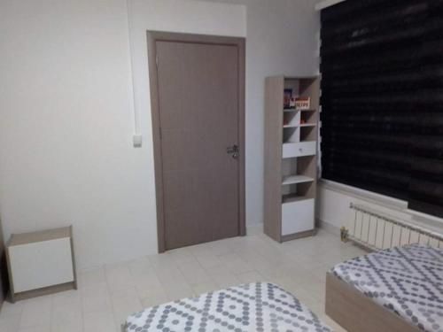 una camera con letto e armadio con finestra di Apartman ZAFIROVI a Gevgelija