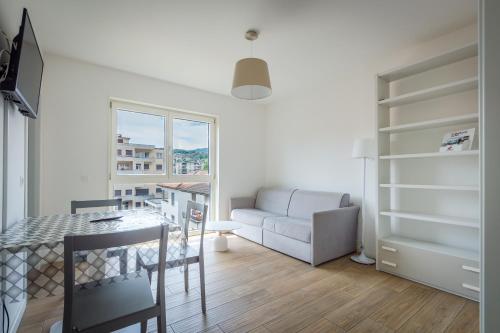 un soggiorno con divano e tavolo di Modern apartment in Lugano a Lugano