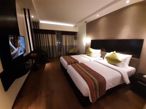 Giường trong phòng chung tại HYCINTH Hotels