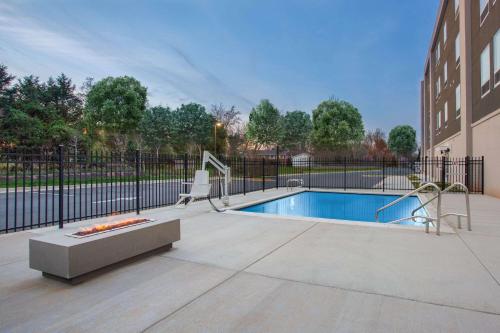 einem Pool vor einem Gebäude in der Unterkunft La Quinta Inn & Suites by Wyndham Manassas, VA- Dulles Airport in Manassas