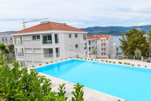 une grande piscine en face d'un bâtiment dans l'établissement Malo More Resort, à Trogir