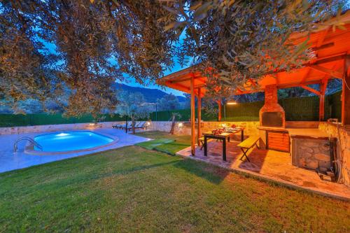 une arrière-cour avec une piscine et un kiosque dans l'établissement Villa Candan Kaş, à Antalya