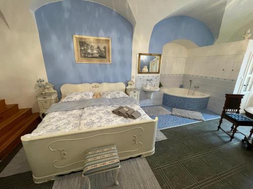 Cama ou camas em um quarto em Dvoulůžkový pokoj Blue Grace na zámku