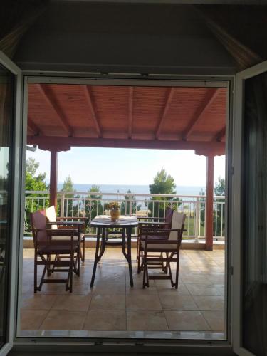 En balkong eller terrasse på Aegean View Seaside Apartment