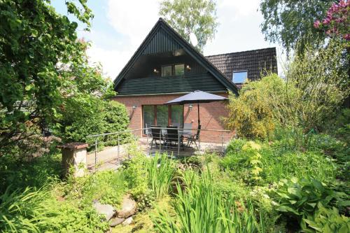 En hage utenfor WEIßE HÖHEN -Ferienhaus, Dibbersen bei Hamburg