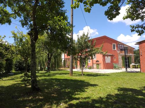 un parco con alberi e un canestro da basket di Colonica Il Picchio Verde ad Altopascio