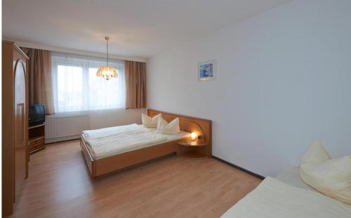 Giường trong phòng chung tại Alpha Apparthotel leipzig-Rötha