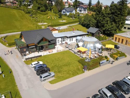 z góry widok na dom z samochodami zaparkowanymi na parkingu w obiekcie Semmering Loft w mieście Semmering