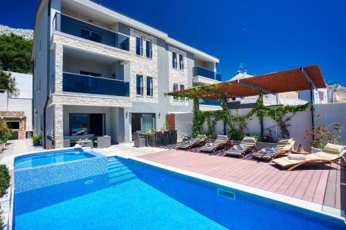 Piscina a LUXURY VILLA PARADISE 120m from sandy beach, heated pool, billiard, max 12 pax o a prop