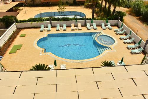 una vista aérea de una gran piscina con tumbonas en Nora Suit Hotel, en Side