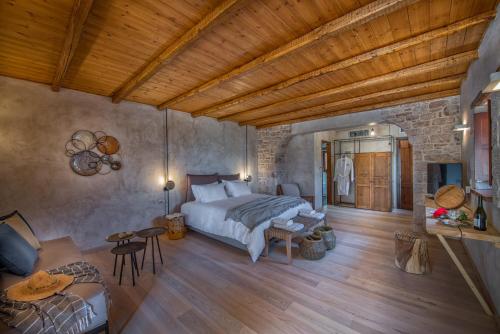 a bedroom with a bed and a living room at Brazzo di Maina in Oítilon