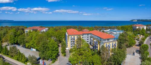 una vista aerea di un edificio con l'oceano sullo sfondo di IFA Rügen Hotel & Ferienpark a Binz