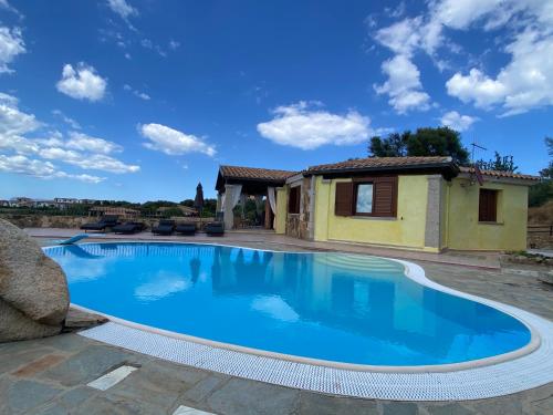 una piscina in una villa con acqua blu di Villa Peonia a Budoni