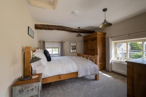 um quarto com uma cama e uma janela em Thornes Cottage em Huddersfield