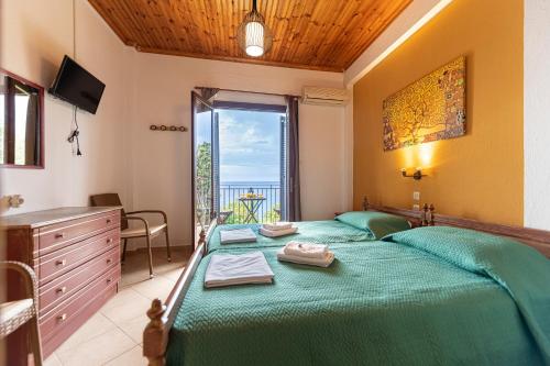 Un pat sau paturi într-o cameră la Katerina Fotopoulos Rooms & Apartments - Papanero com