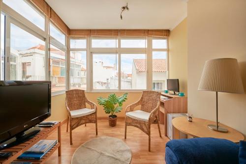 Televisyen dan/atau pusat hiburan di Apartament near the beach! Cascais!