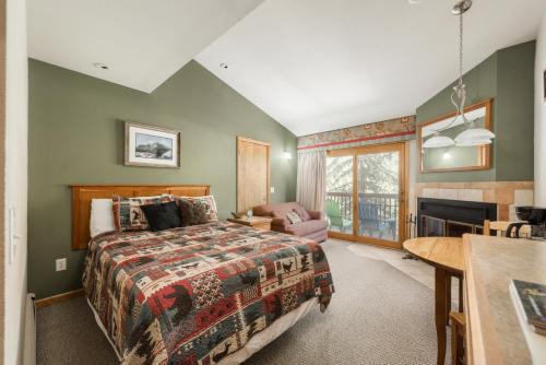 um quarto com uma cama e uma sala de estar em Ponderosa Lodge em Estes Park