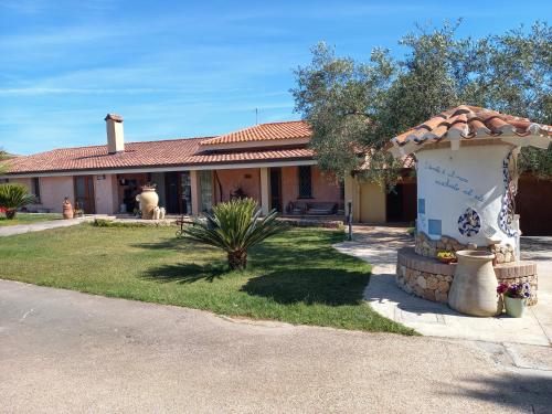 una casa con gazebo in cortile di Agriturismo Sa Ruda a Càbras