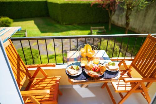 een tafel met eten en fruit op een balkon bij Gare - Polygone Scientifique - Palais de Justice in Grenoble