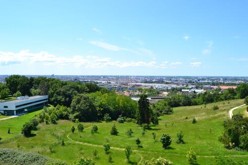 zielone pole z budynkiem w oddali w obiekcie Studio Belle vue Bordeaux - Parking privé - Netflix - Tram A w mieście Cenon