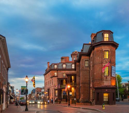 een hoog bakstenen gebouw in een stadsstraat bij Historic Inns of Annapolis in Annapolis