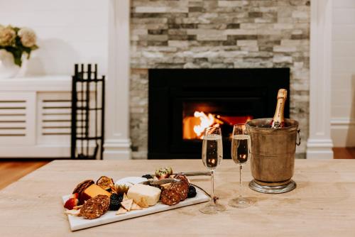 einen Tisch mit einem Teller Essen und zwei Gläsern Wein in der Unterkunft The Homestead in Berry