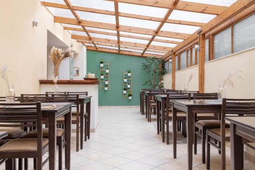 une salle à manger avec des tables et des chaises en bois dans l'établissement Yria Hotel, à Zante