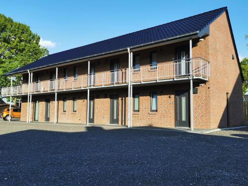 a brick building with a balcony on the side of it at Hotel zur Erholung in Buxtehude