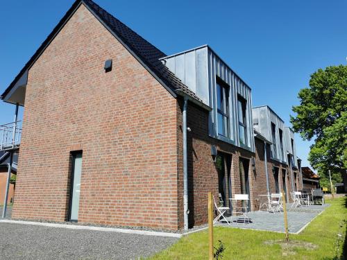 a red brick building with a lot of windows at Hotel zur Erholung in Buxtehude