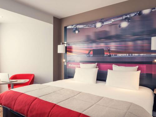 Una cama o camas en una habitación de Mercure Paris Boulogne