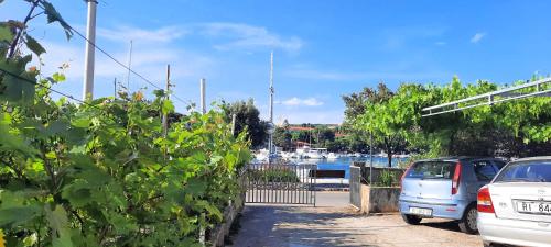 dos coches estacionados en un estacionamiento junto a un puerto deportivo en Apartment Jagoda, en Krk