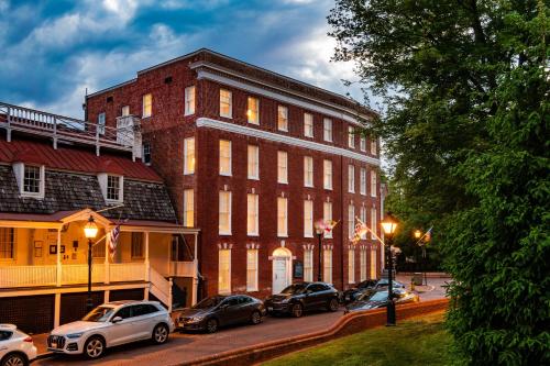 een groot bakstenen gebouw met auto's geparkeerd voor het bij Historic Inns of Annapolis in Annapolis