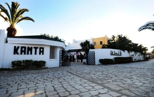 una strada di ciottoli di fronte a un edificio bianco di Kanta Resort and Spa a Sousse