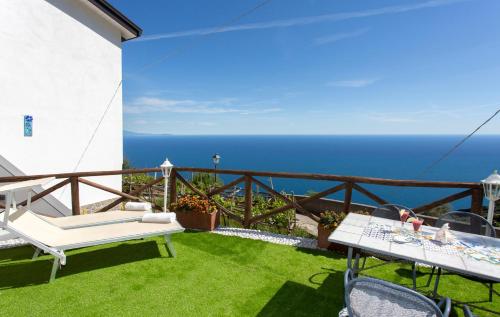 balcone con vista sull'oceano di Holidays Perla d'Amalfi ad Amalfi