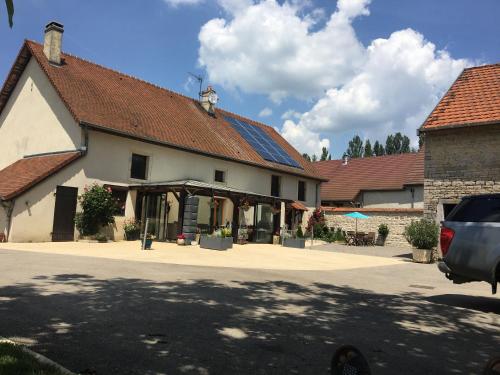 un grande edificio bianco con tetto di Maison d’izier a Izier