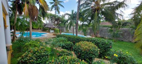 Swimmingpoolen hos eller tæt på Villa Mela, Malindi