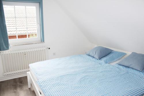 Rúm í herbergi á Haus Frisia Ferienwohnung Frisia 4