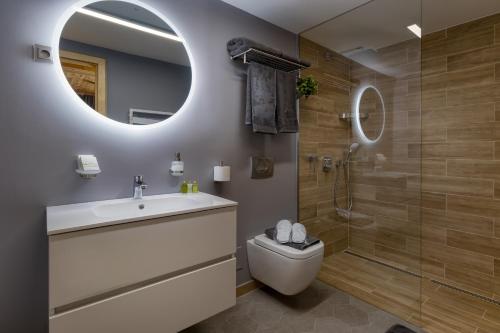 Kamar mandi di Szarvashegy Panoráma Apartman